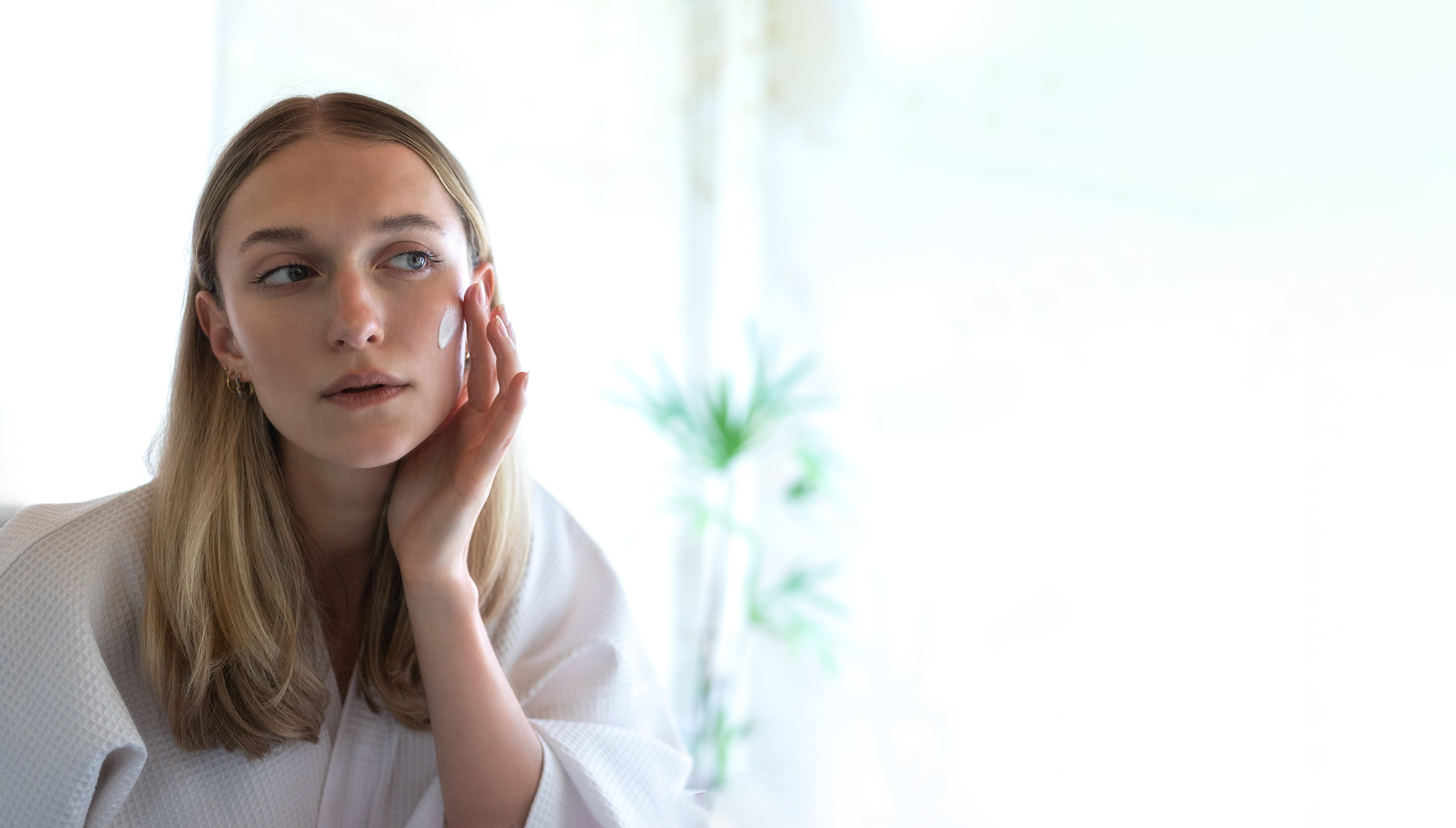 Mujer aplicándose crema en la cara (Getty Images)