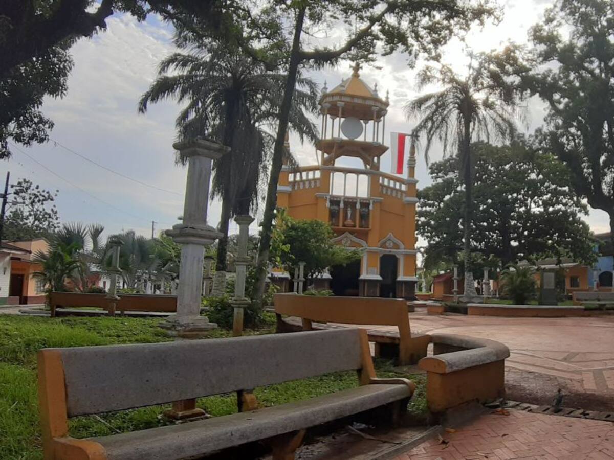 En la calle están desplazadas dos familias indígenas del bajo Cauca