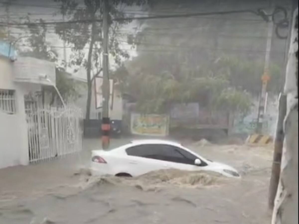 Aguacero en Cartagena: inundaciones en ocho barrios y carro fue arrastrado por arroyo