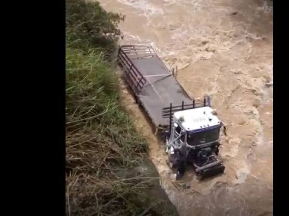 En Bello un camión fue arrastrado por una quebrada que se desbordó