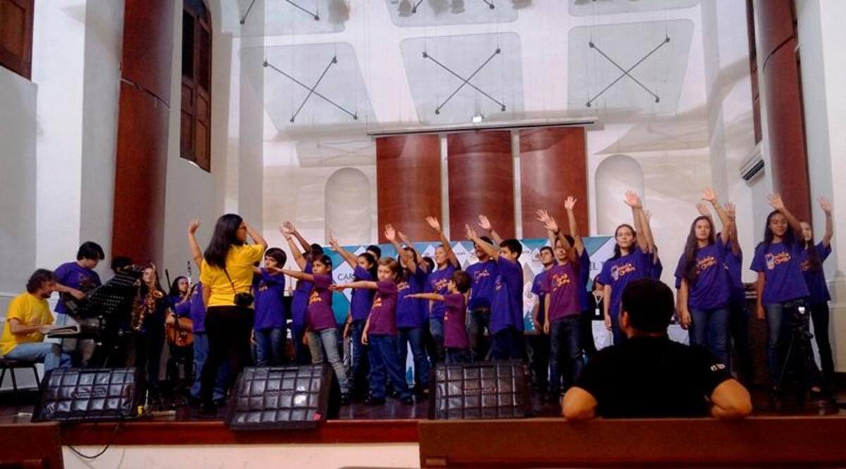 Juanes aprobó las coreografías y partituras previamente ensayadas por los jóvenes de las organizaciones musicales.