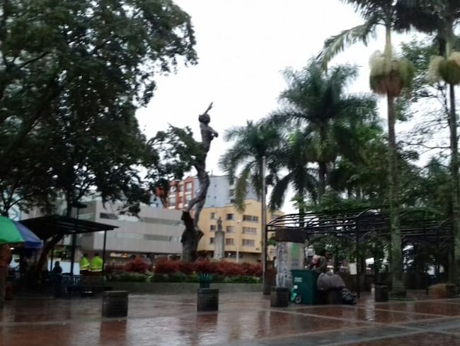 Plaza de Bolívar de Armenia con lluvias