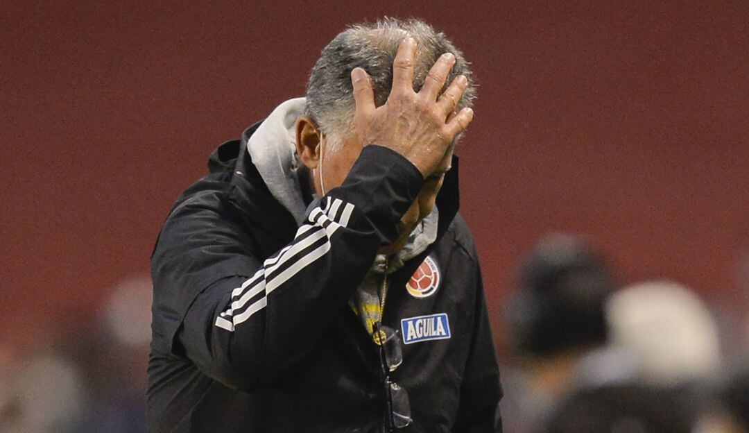 Carlos Queiroz se lamenta en su último partido con la Selección Colombia.