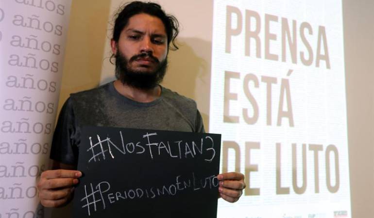 Un periodista protesta por la muerte de los tres periodistas ecuatorianos