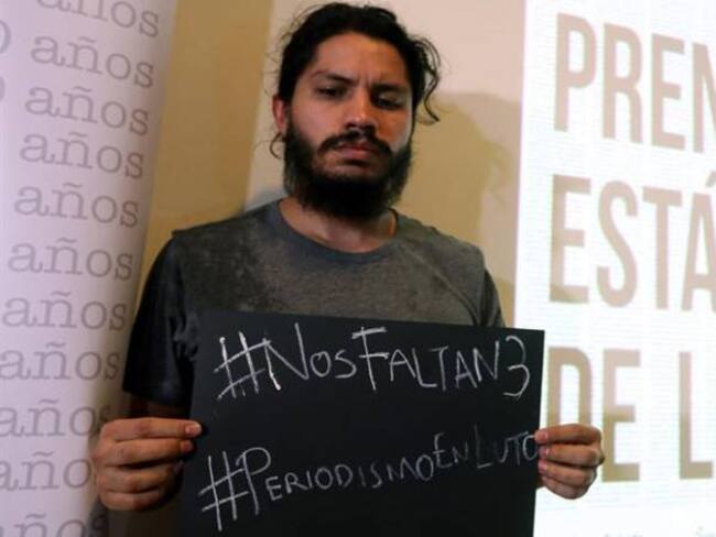 Un periodista protesta por la muerte de los tres periodistas ecuatorianos