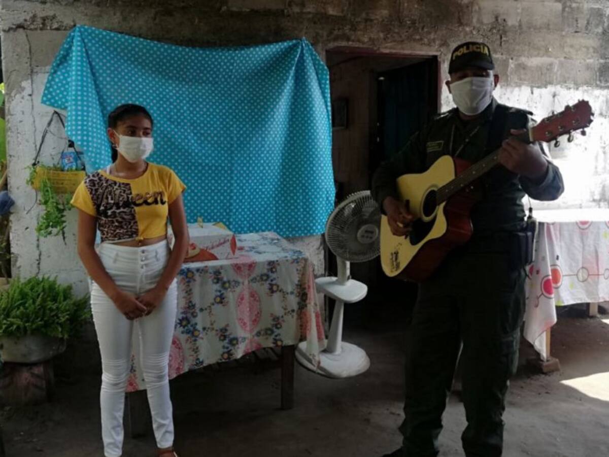 Policía da serenata a quinceañera en medio del confinamiento en Bolívar
