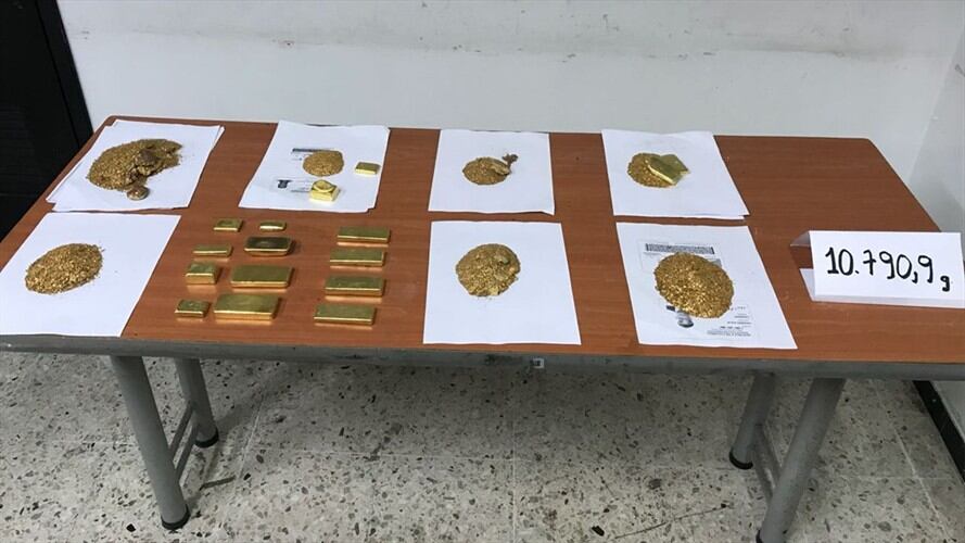 Según las autoridades, los diez mil gramos de oro están avaluados en mil millones de pesos. Foto: Policía