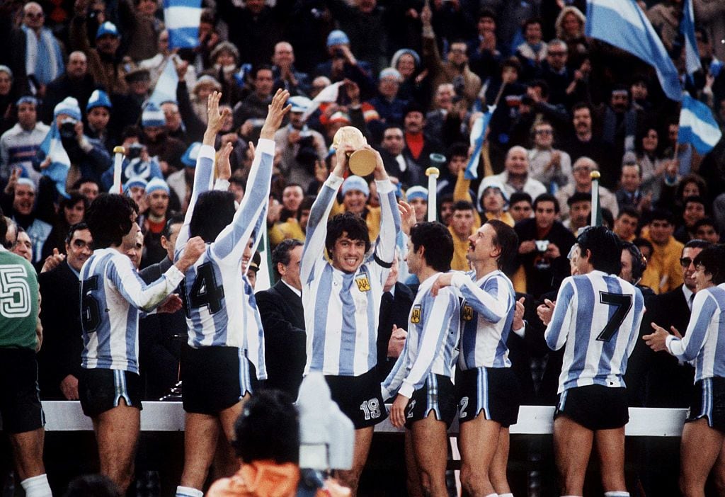 Daniel Pasarella levanta el título de la Copa del Mundo para Argentina / Getty Images