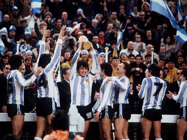 Daniel Pasarella levanta el título de la Copa del Mundo para Argentina / Getty Images