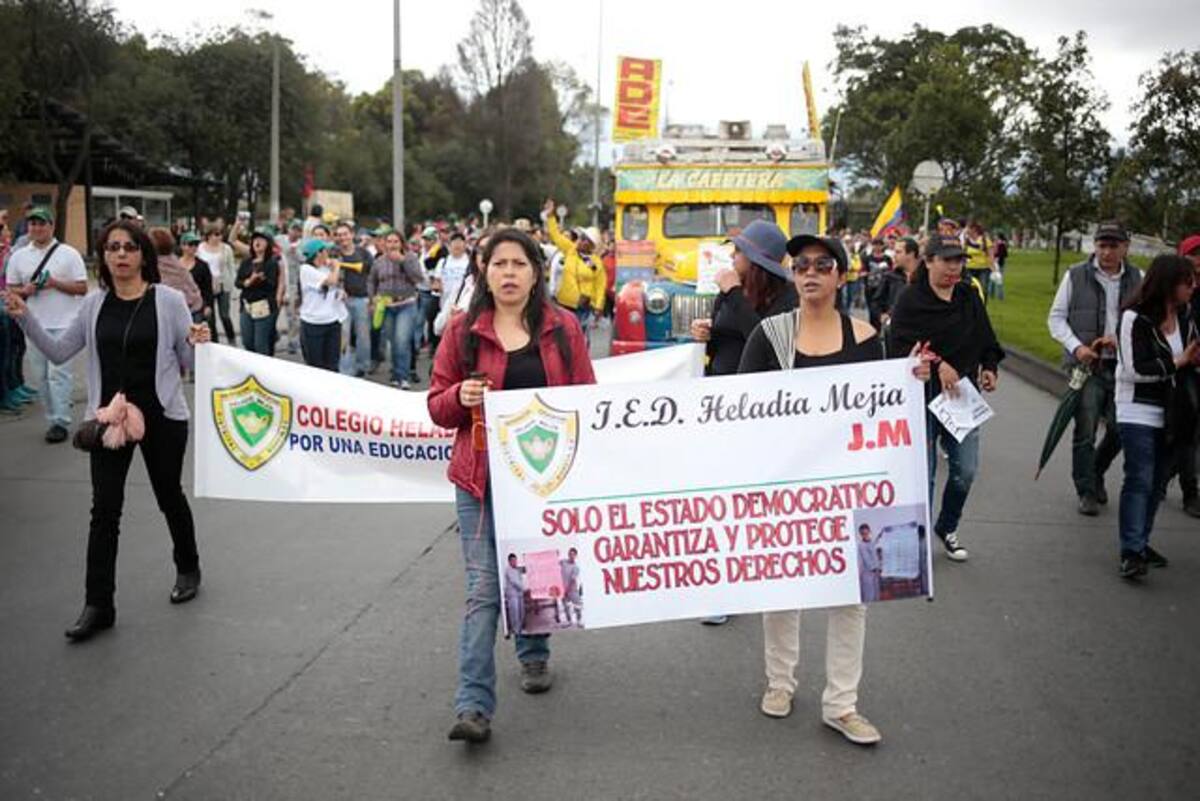 Continua el paro nacional de maestros. En la jornada del 29 de abril, profesores se concentraron en diferentes ciudades para adelantar un cacerolazo contra el Gobierno