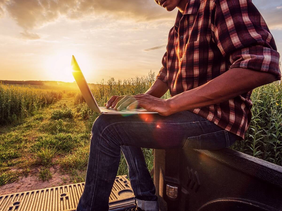 Minsait capacita y emplea a líderes sociales y víctimas de conflicto