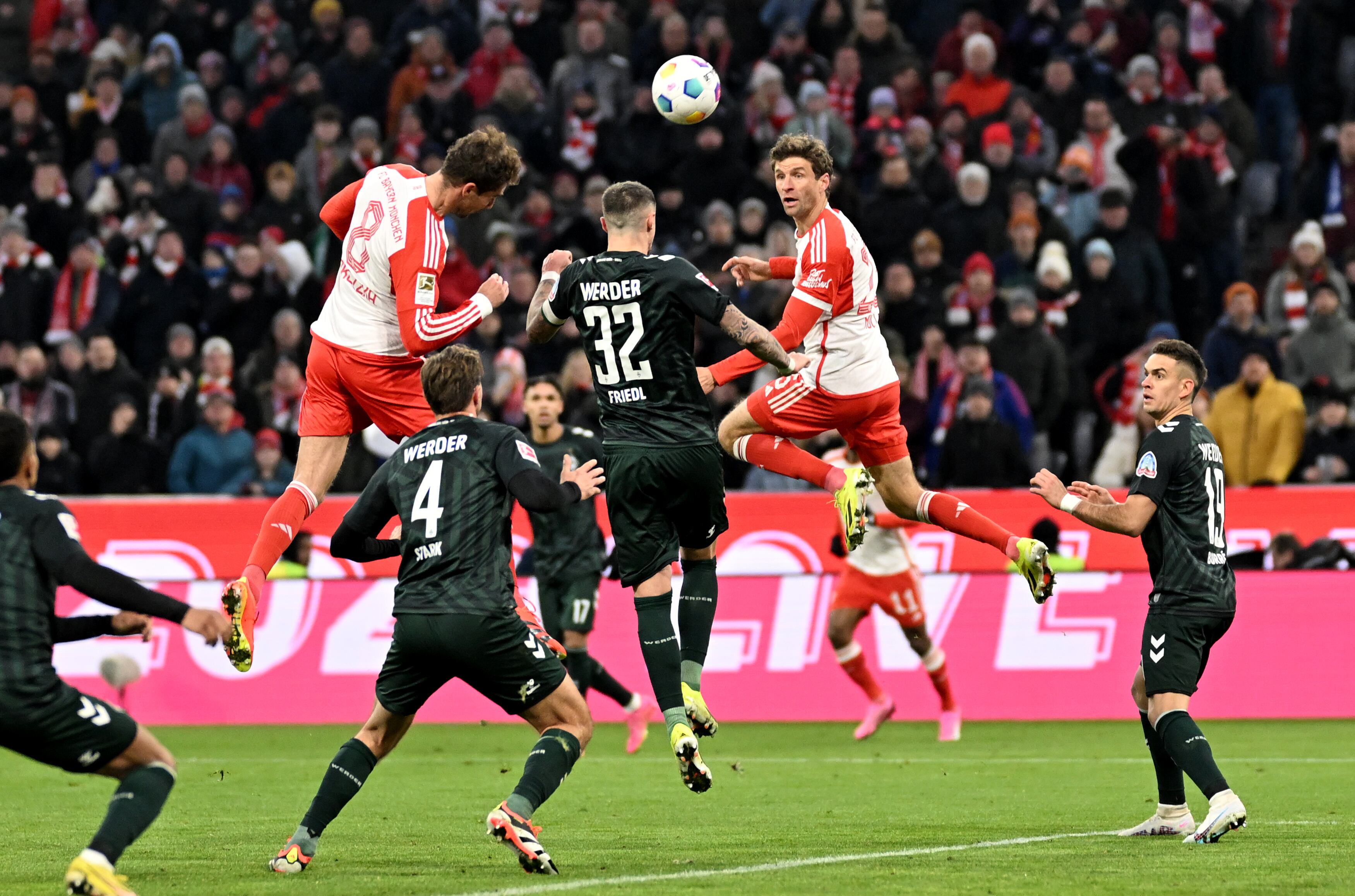 Rafael Santos Borré enfrentando al Bayern Múnich. (Photo by Lukas Barth/picture alliance via Getty Images)