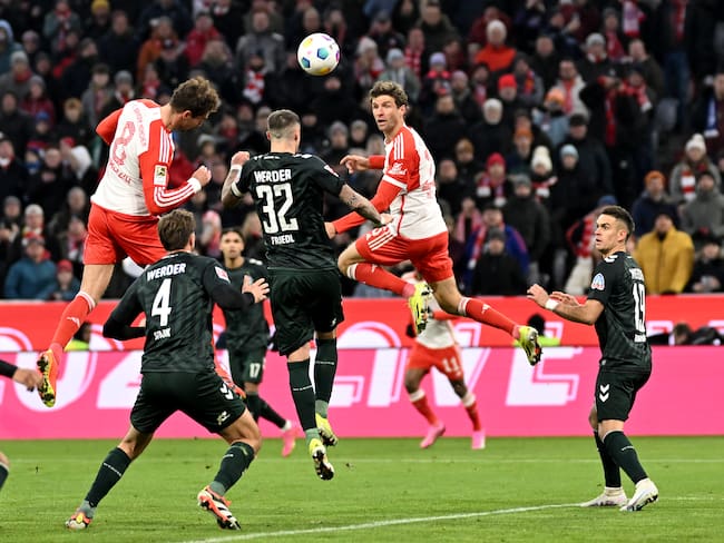 Rafael Santos Borré enfrentando al Bayern Múnich. (Photo by Lukas Barth/picture alliance via Getty Images)