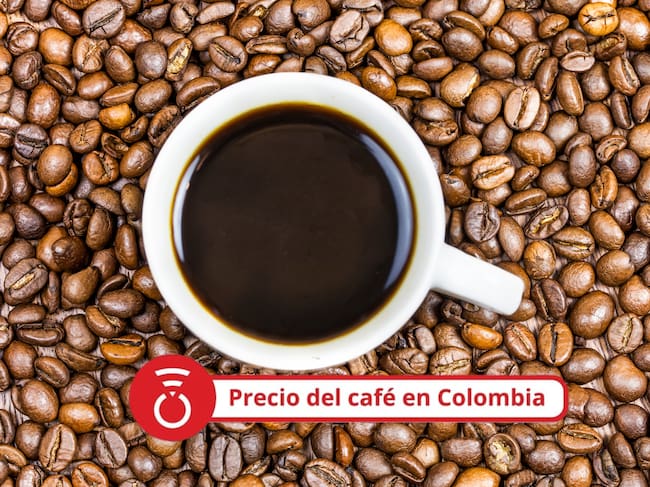 Taza de café con granos de café - Foto Getty Images