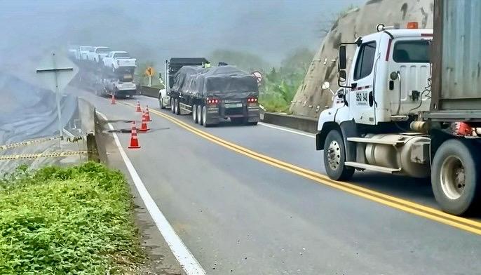 La vía está habilitada a un carril debido a nuevas grietas sobre la vía que ya estaba recuperada.