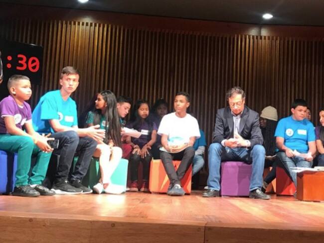 Encuentro de niños y adolescentes con candidatos a la presidencia