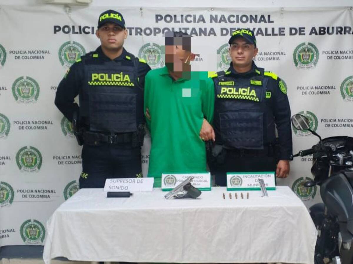 Capturan en Laureles a un falso mensajero que portaba un arma con silenciador