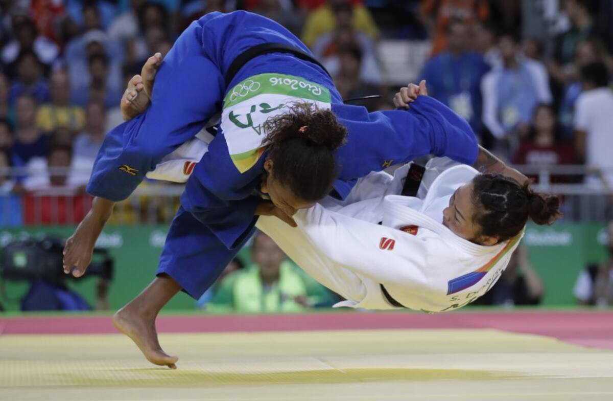 La brasileña Rafaela Silva, de azul, compite por la medalla de oro en la categoría 57 kilos en judo frente a la competidora de Mongolia, Sumiya Dorjsuren.