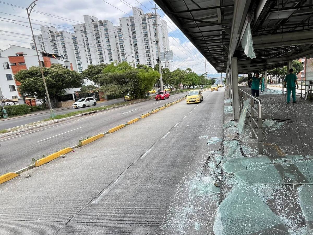 A piedra cogieron dos estaciones de Metrolínea en Floridablanca