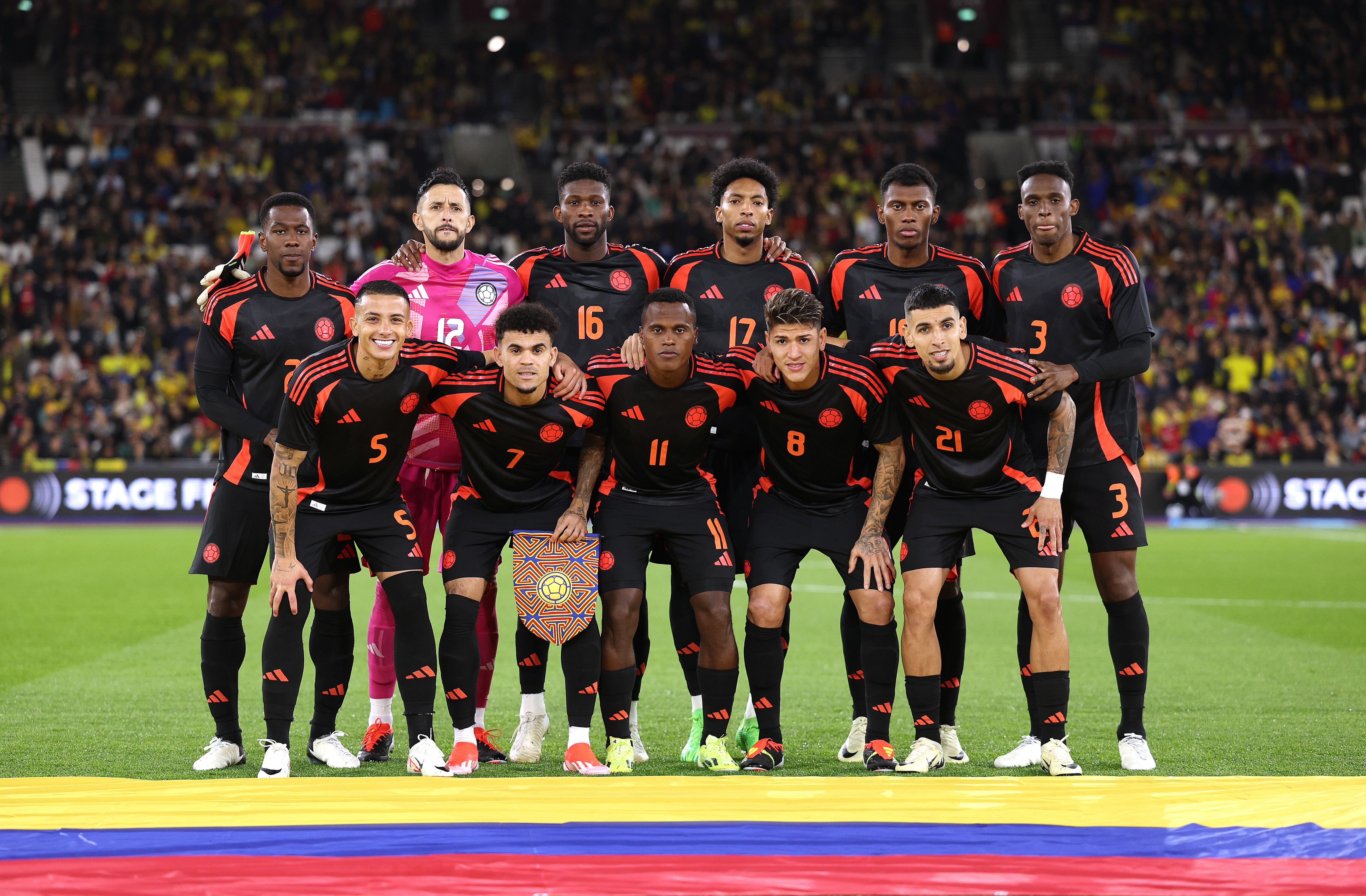 LONDON, ENGLAND - MARCH 22: The Colombian team pose for a picture ahead of the international friendly match between Spain and Colombia at London Stadium on March 22, 2024 in London, England. (Photo by Warren Little/Getty Images)