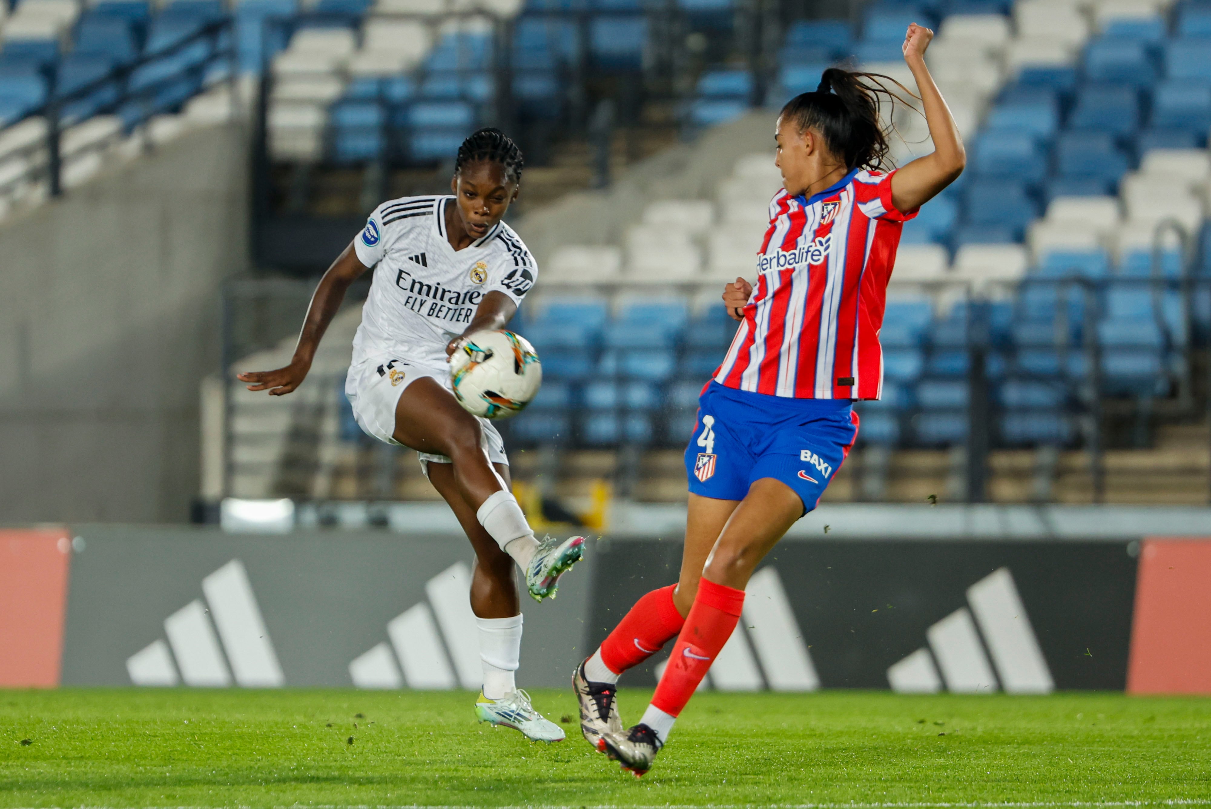 MADRID, 13/10/2024.- La centrocampista del Real Madrid, Linda Caicedo (i) con el balón ante laa defensora del Atlético de Madrid Lauren Leal durante el partido de la jornada 6 de la Liga Femenina, este domingo en el estadio Alfredo Di Stéfano de Madrid. EFE/ Sergio Perez