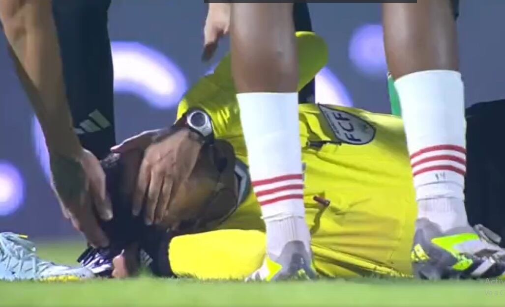 Elkin Echavarría, juez de línea impactado por un objeto durante La Equidad vs. Junior / Captura de pantalla