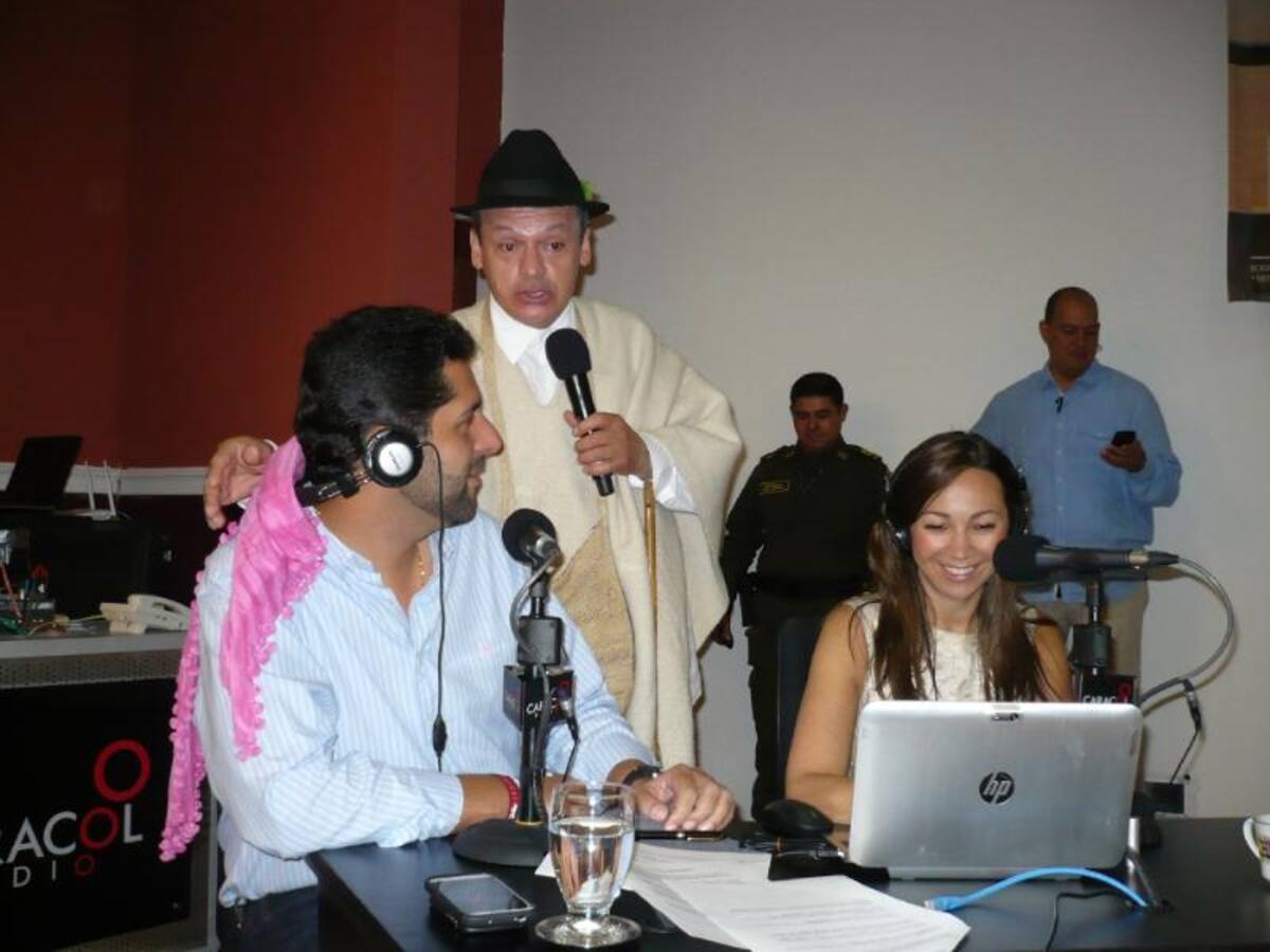 Darío Arizmendi y su equipo desde la heroica, mostrando lo mejor de la ciudad y sus gentes. Foto: Caracol Radio.