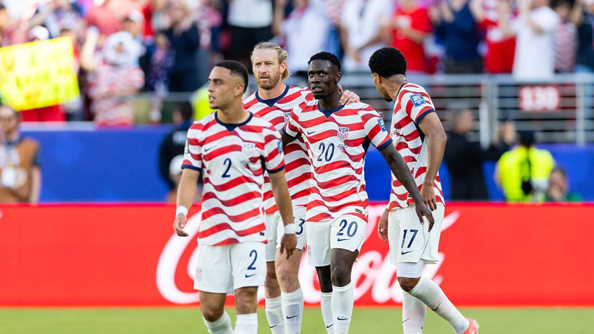 Con un jugador menos, Estados Unidos vence a Bosnia y se mete a los octavos del Mundial: resumen