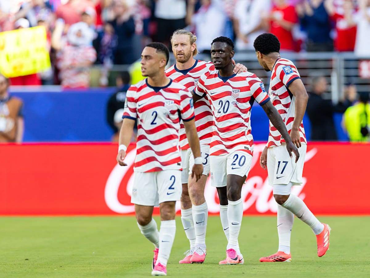Con un jugador menos, Estados Unidos vence a Bosnia y se mete a los octavos del Mundial: resumen