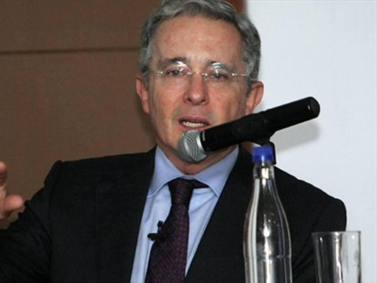 Expresidente Uribe llama “terrorista” a representante Alirio Uribe Muñoz