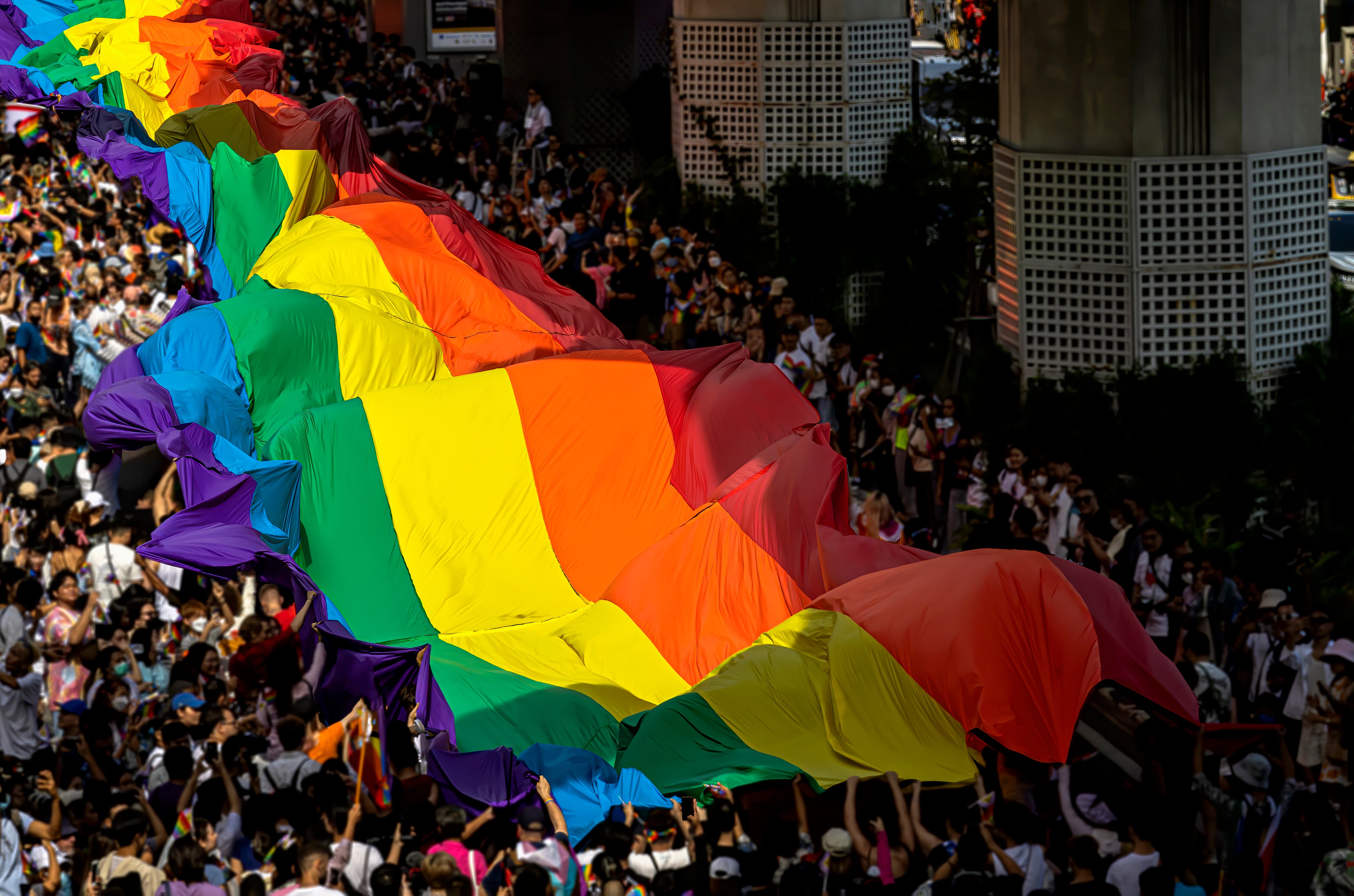 Grupo de personas que celebran el Mes del Orgullo y Parade LGBTQI. Vía Getty Images.