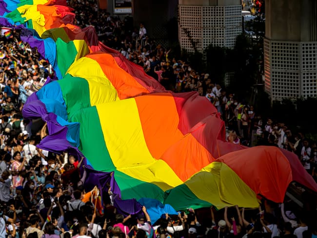 Grupo de personas que celebran el Mes del Orgullo y Parade LGBTQI. Vía Getty Images.
