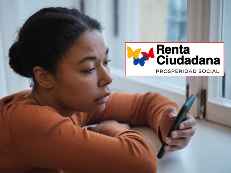 Mujer preocupada mirando su celular / Logo del Renta Ciudadana de Prosperidad Social (Getty Images)