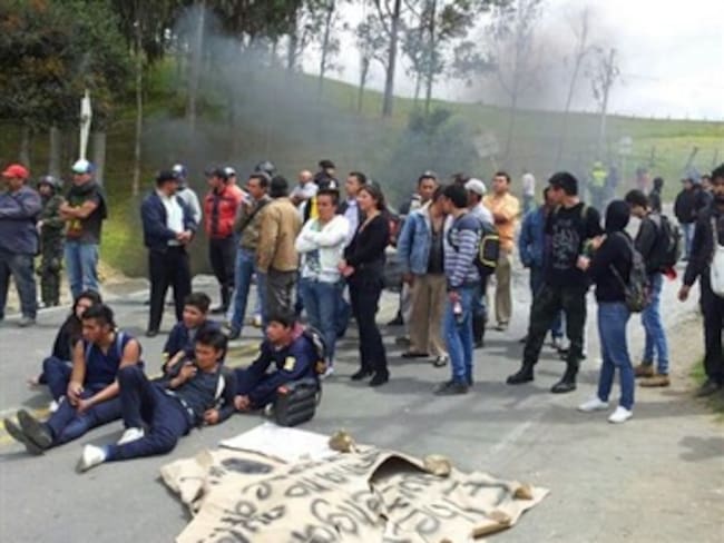 Vía Bogotá-La Calera cerrada nuevamente por fuertes disturbios entre policía y campesinos