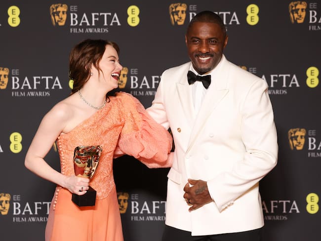 London (United Kingdom), 18/02/2024.- Emma Stone with Idris Elba in the press room after winning the Best Leading Actress award for Poor Things during the BAFTA Film Awards at the Royal Festival Hall in London, Britain, 18 February 2024. The ceremony is hosted by the British Academy of Film and Television Arts (BAFTA). (Cine, Cine, Reino Unido, Londres) EFE/EPA/ANDY RAIN