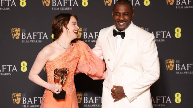 London (United Kingdom), 18/02/2024.- Emma Stone with Idris Elba in the press room after winning the Best Leading Actress award for Poor Things during the BAFTA Film Awards at the Royal Festival Hall in London, Britain, 18 February 2024. The ceremony is hosted by the British Academy of Film and Television Arts (BAFTA). (Cine, Cine, Reino Unido, Londres) EFE/EPA/ANDY RAIN
