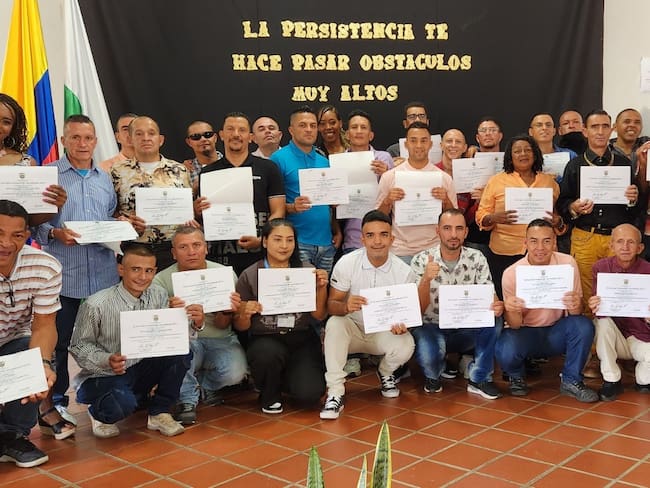 30 ex habitantes de calle se certificaron como educadores en farmacodependencia. Foto: Cortesía Alcaldía de Medellín.