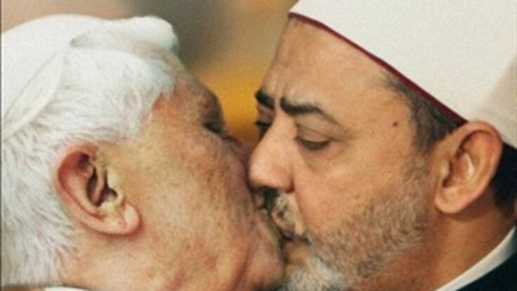 Benetton retira fotomontaje del Papa besando en la boca a un imán de El Cairo