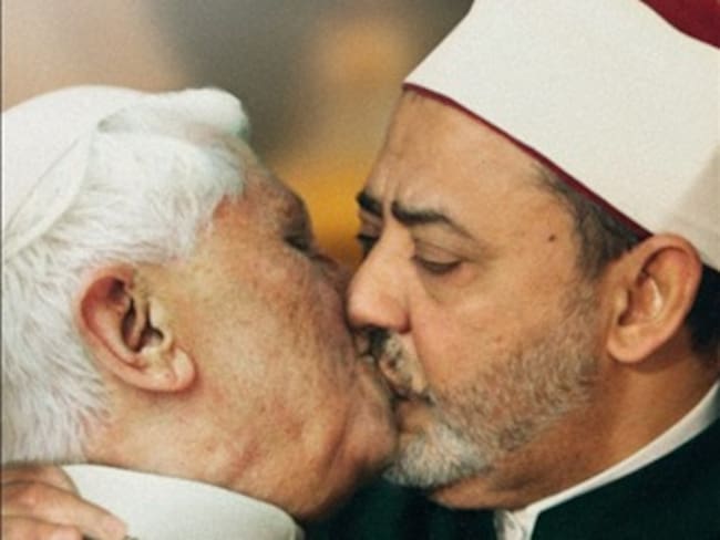 Benetton retira fotomontaje del Papa besando en la boca a un imán de El Cairo