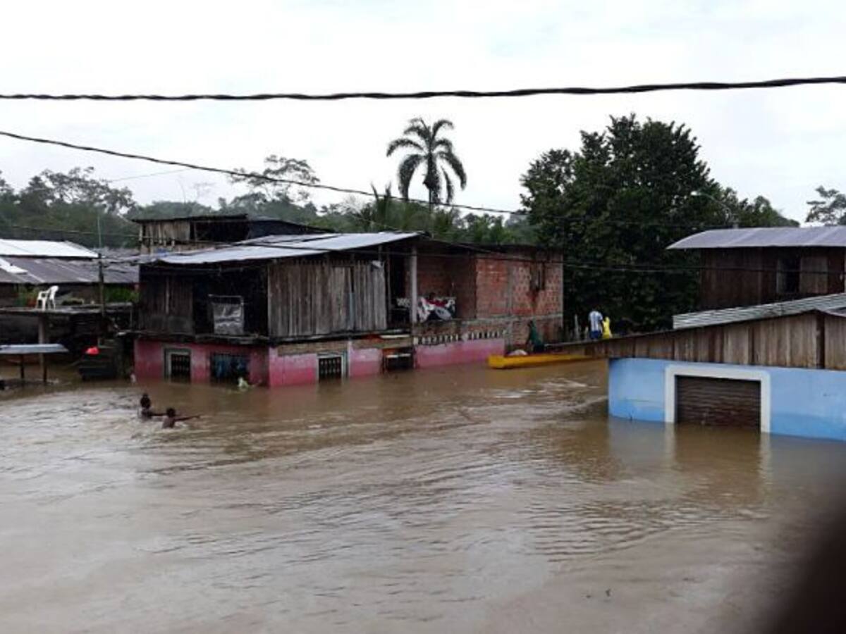 Habitantes de Sipí están en la calle tras desbordamiento del río