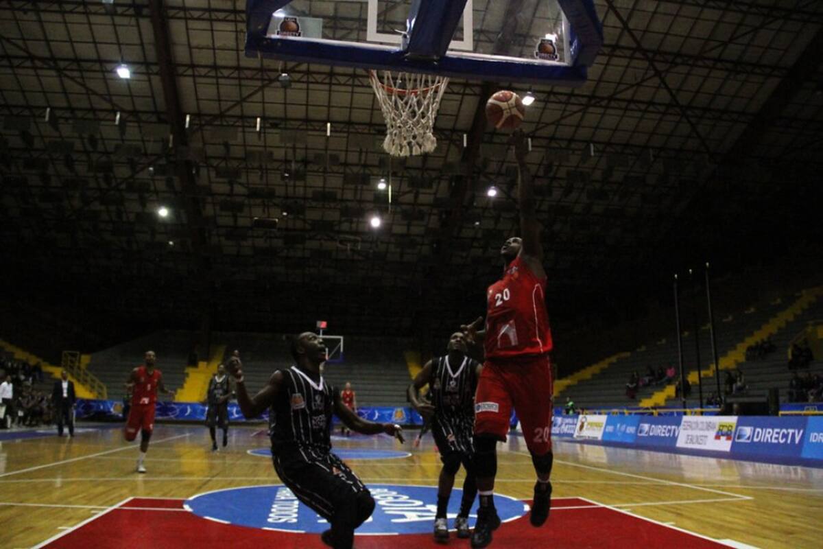 En el Coliseo El Salitre de Bogotá, se lleva a cabo el partido entre Piratas de Bogotá Vs. Halcones de Cúcuta en el marco 15 de la jornada de la temporada regular de la Liga Directv de Baloncesto. 