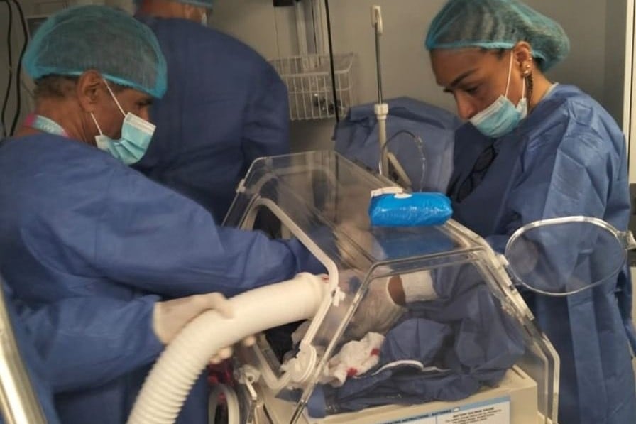 Una indígena Eperara Siapidara, dio a luz a su tercer hijo mientras recibía atención médica en esta embarcación.