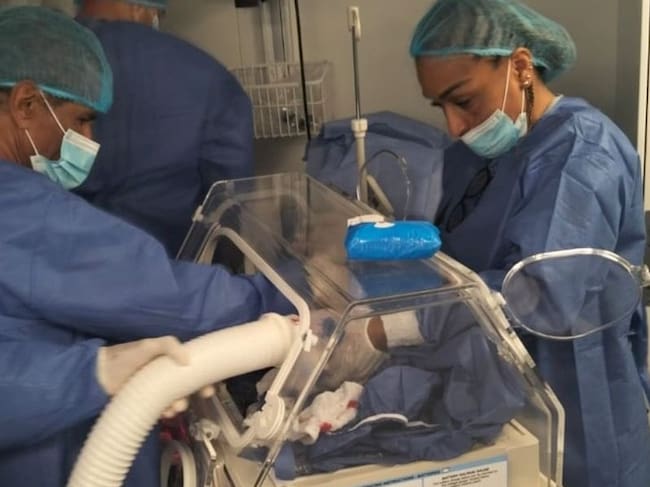 Una indígena Eperara Siapidara, dio a luz a su tercer hijo mientras recibía atención médica en esta embarcación.