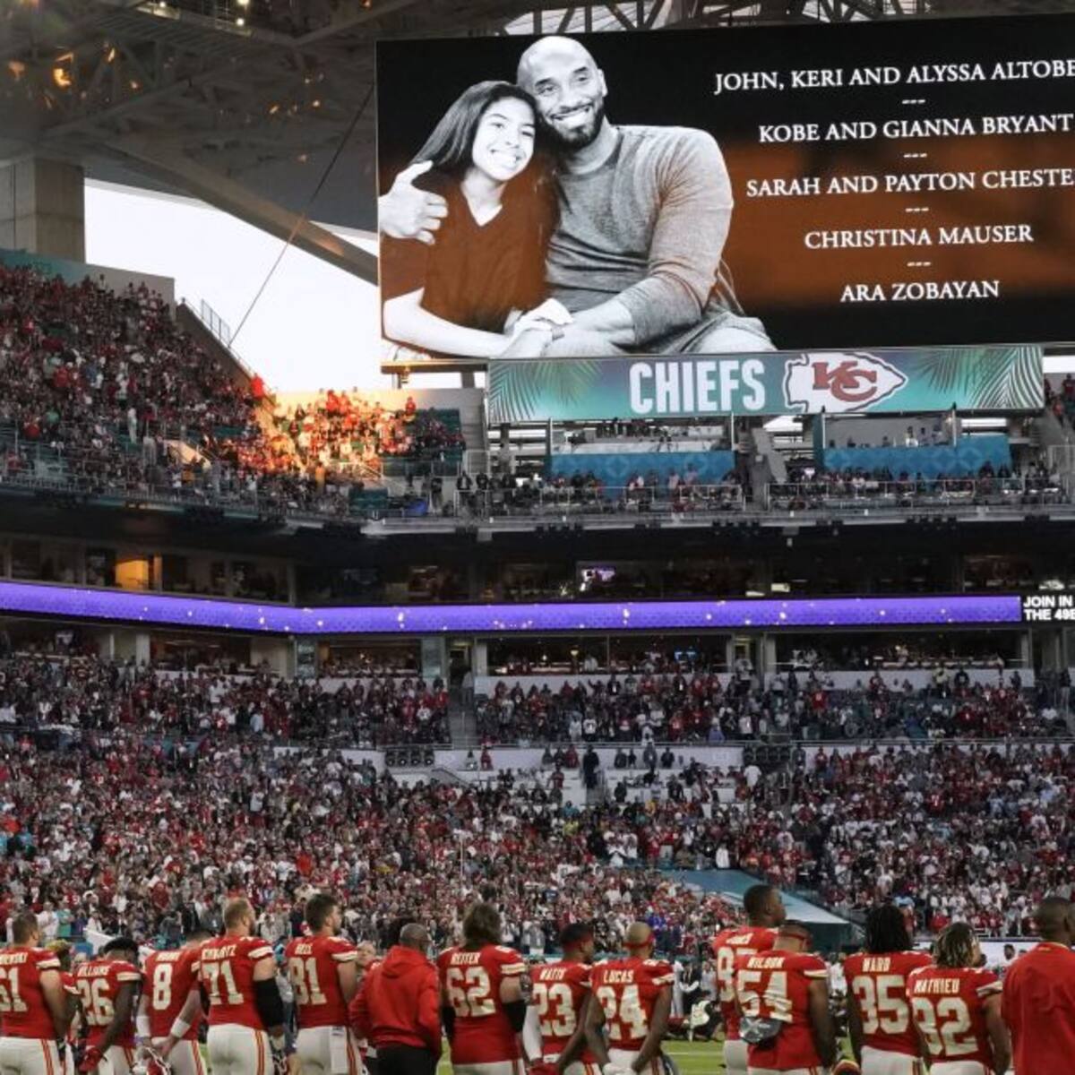 Kobe Bryant es homenajeado por jugadores e hinchas en el Super Bowl