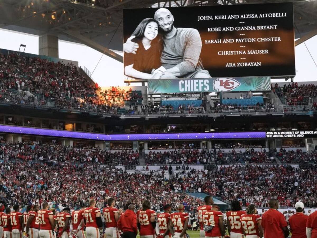 Kobe Bryant es homenajeado por jugadores e hinchas en el Super Bowl