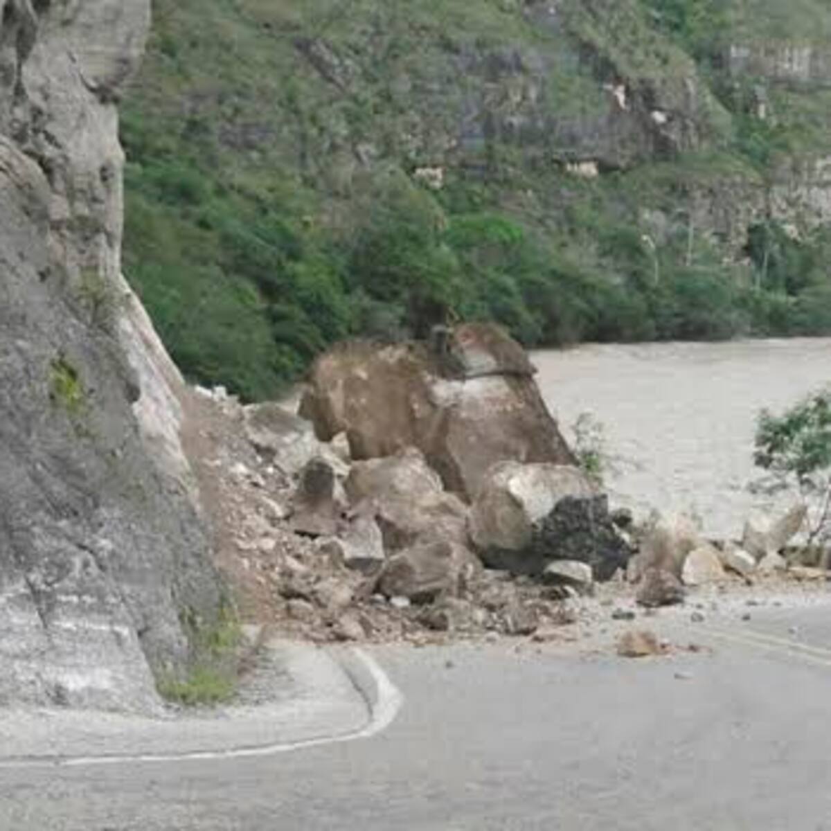 Habilitado temporalmente tránsito vehicular en el sector de Pericongo