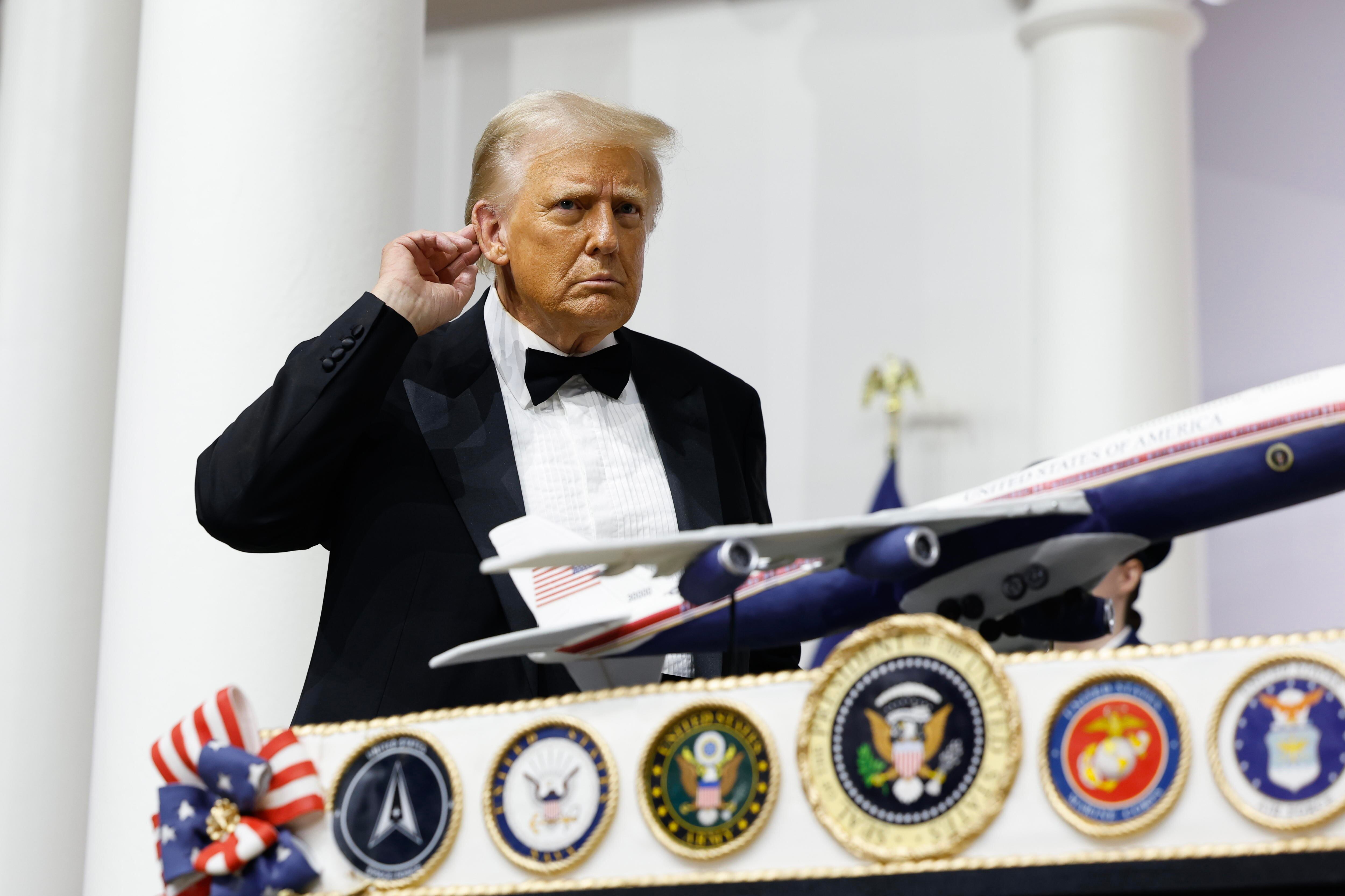 Washington (United States), 20/01/2025.- US President Donald Trump cuts the cake during the Commander-in-Chief Ball in Washington, DC, USA, 20 January 2025. Earlier Trump was sworn in for a second term as president of the United States in the rotunda of the US Capitol, though the ceremonies and events surrounding the presidential inauguration were moved indoors due to extreme cold temperatures. (Estados Unidos) EFE/EPA/ANNA MONEYMAKER / POOL