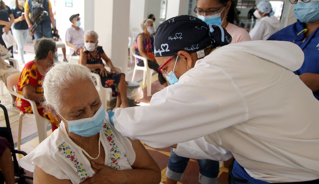 Vacunación de los adultos mayores en Barranquilla.