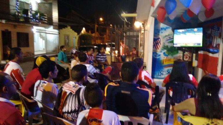 Hinchas del Junior FC mientras observaban la final ante Nacional de Medellín.