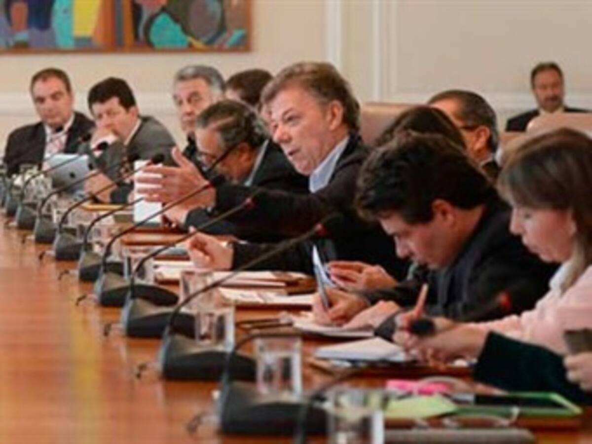 Revolcón ministerial para que Santos mejore su imagen proponen en el Congreso